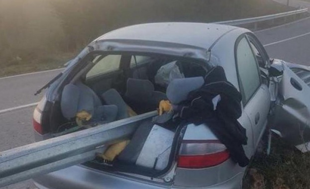 Неправоспособен шофьор катастрофира в мантинела а металното съоръжение промуши изцяло