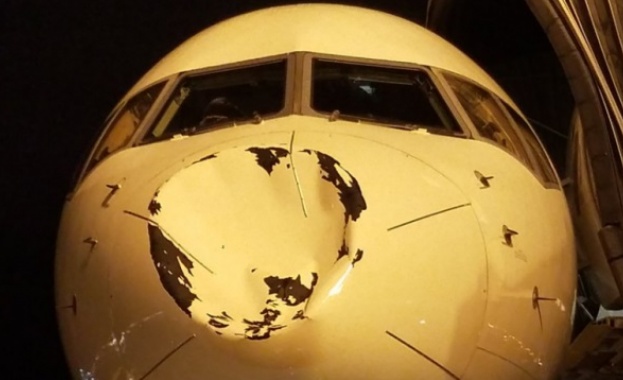 Носът на самолета с който е пътувал отборът от Националната