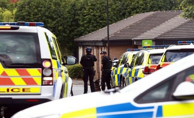 Неизвестни откриха огън с автоматично оръжие по дома на началника