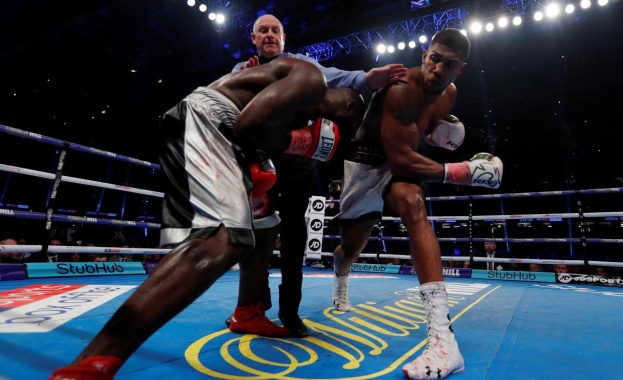 Антъни Джошуа защити световните си титли по бокс в тежка
