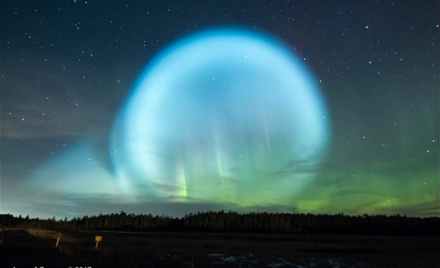 Огромен балон излъчващ светлина се появи в нощното небе над