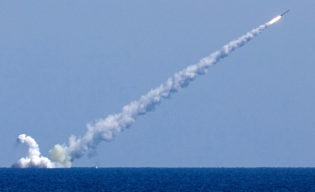 Залпов удар на три крилати ракети Калибр от подводницата Велики