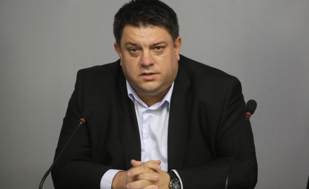 Министърът на отбраната Каракачанов наясно ли е че държавното дружество