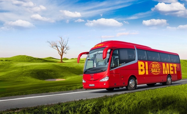 Снощи автобус пълен с пътници се преобърна в канавка на