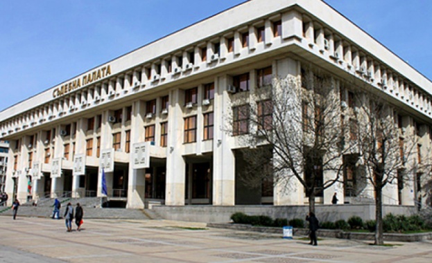 Магистратите и гражданите намиращи се в Съдебната палата в Бургас