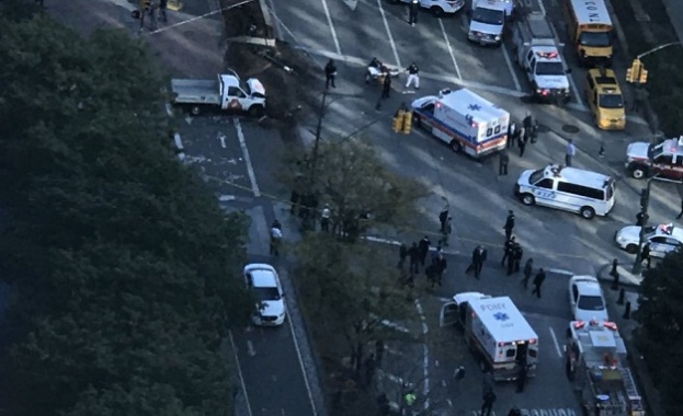Камион блъсна велосипедисти в Манхатън Ню Йорк От полицията в