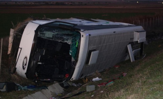 Шофьорът на автобуса който се обърна с пътници на магистрала