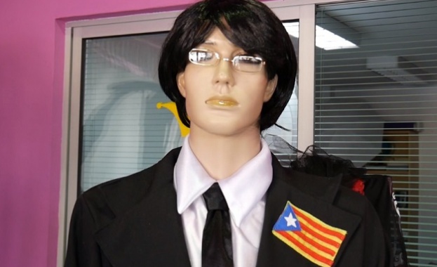 Костюм и макиаж който превръща всеки ентусиаст в бившия каталунски