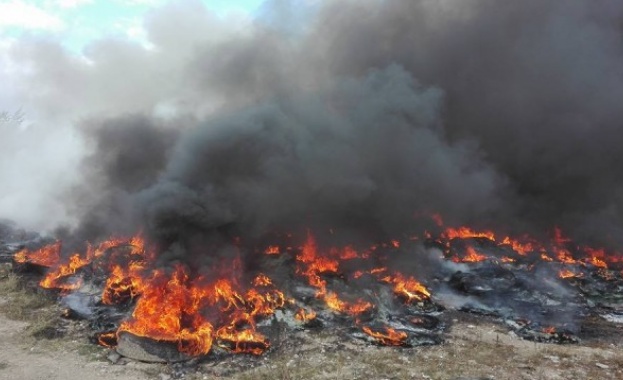 Пожар гори на сметището в Горна Оряховица. Запалило се е
