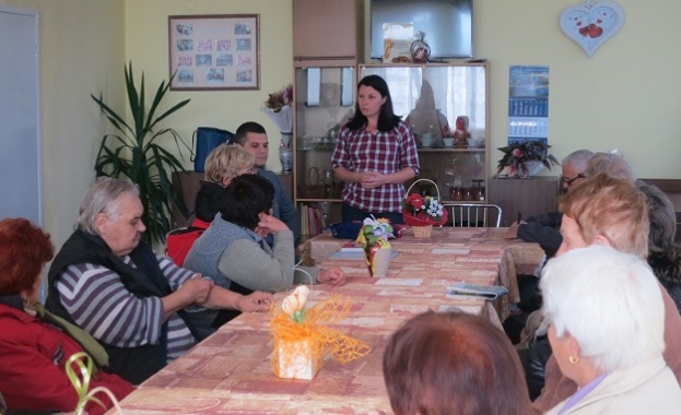 Общинските съветници на БСП в Казанлък Пламен Караджов и Теодора