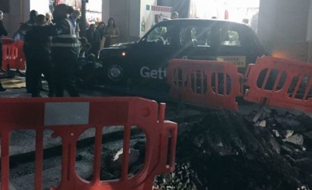 Такси блъсна пешеходци в центъра на Лондон и предизвика паника