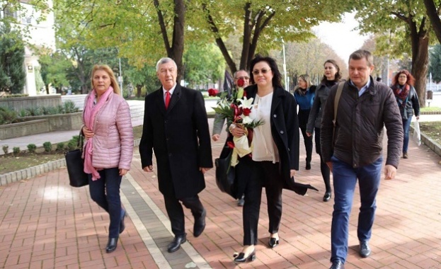 Днес тук сте хора от различни политически партии но сме