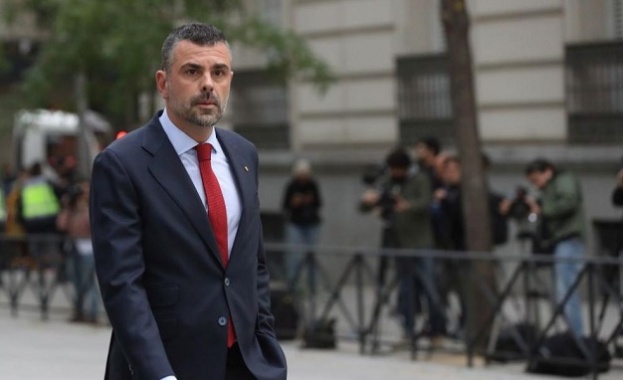 Каталунският бивш министър Санти Вила плати гаранция от 50 000