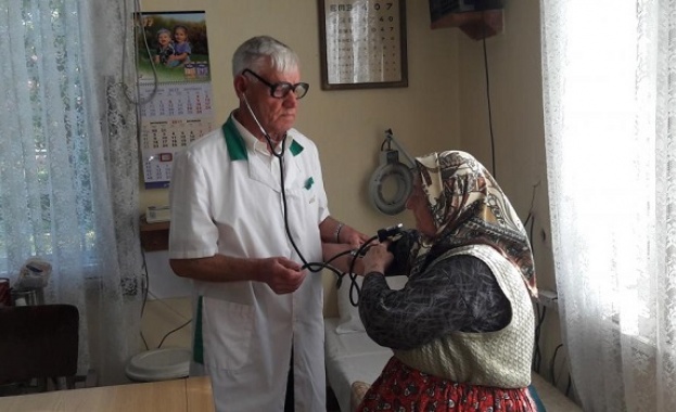 Д-р Явор Младенов е пенсиониран лекар, но въпреки 84-годишната си