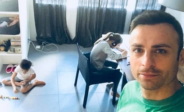 В събота футболистът публикува снимка от жилището си на която