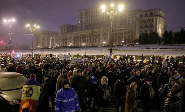 Няколко хиляди румънци се събраха на протест пред сградата на