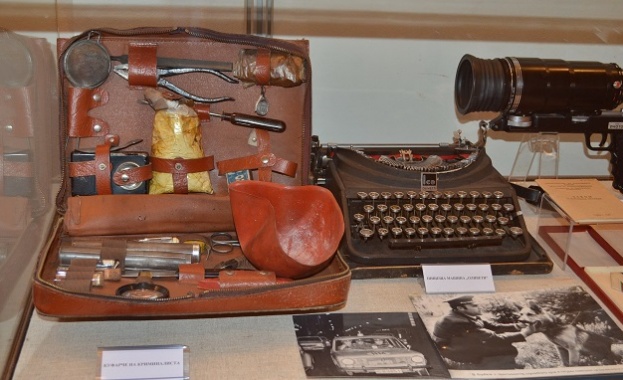 Експозицията е посветена на 8 ноември Архангеловден професионален празник