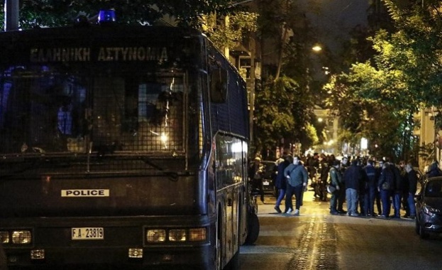 В Гърция двама въоръжени мъже откриха огън снощи срещу силите