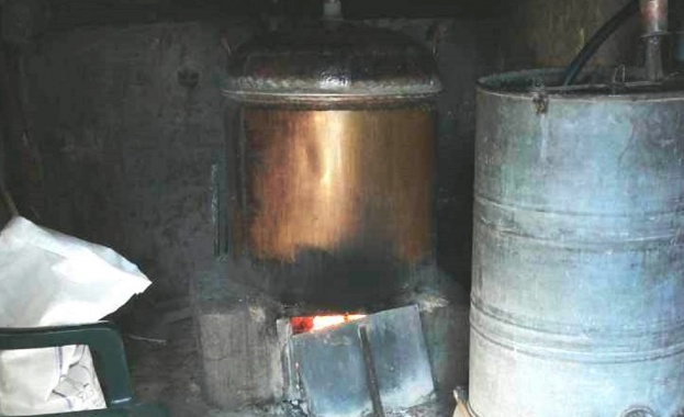 1723 литра етилов алкохол и 18 323 литра вино без