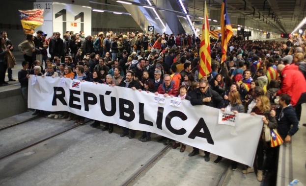 Напрежението в Каталуния не стихва Голямата стачка в Барселона снощи