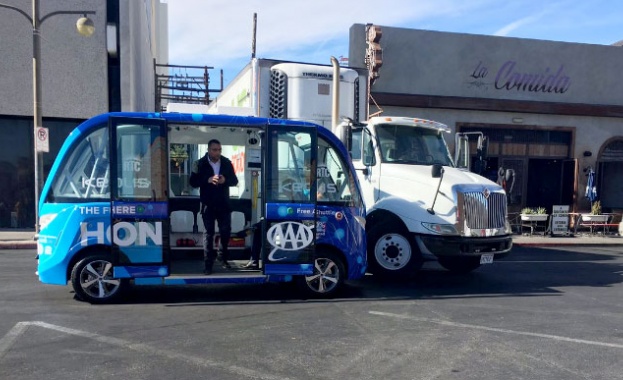 Автономен автобус катастрофира по малко от два часа след като дебютира