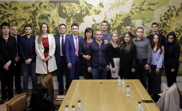 Вие сте млади образовани бъдещи лидери и политици От вас