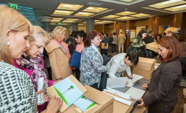 Ученици учители и родители заедно в Седмица на рециклирането с