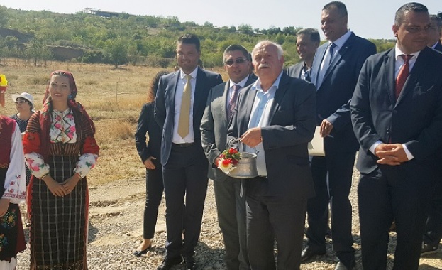 Над 150 човека и около 120 машини багери булдозери