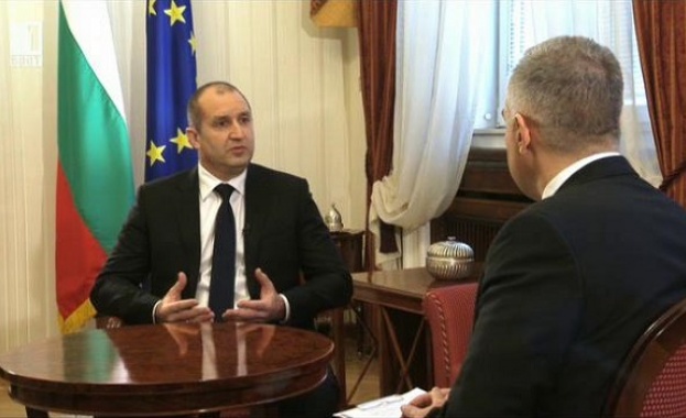 В интервю пред БНТ президентът Румен Радев разкритикува управляващите