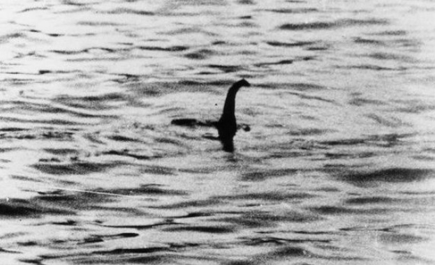 На 12 ноември 1933 година се появява първата снимка на