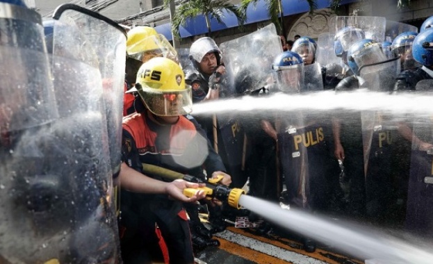 Полицията използва водни оръдия за да предотврати стотици протестиращи да