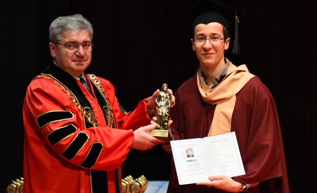 161 млади лекари получиха дипломите си от ректора на Медицински