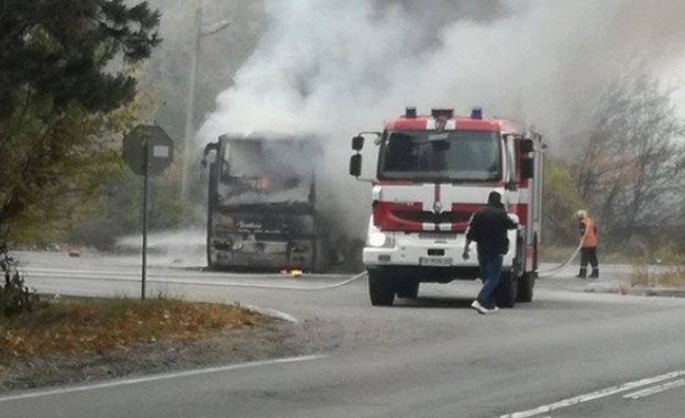 Автобусът с който пътува трупата на разградския театър се запали
