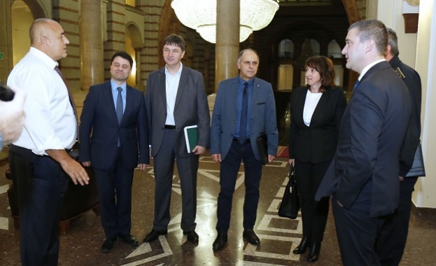 Звената на пожарната в курортите Боровец и Пампорово остават в