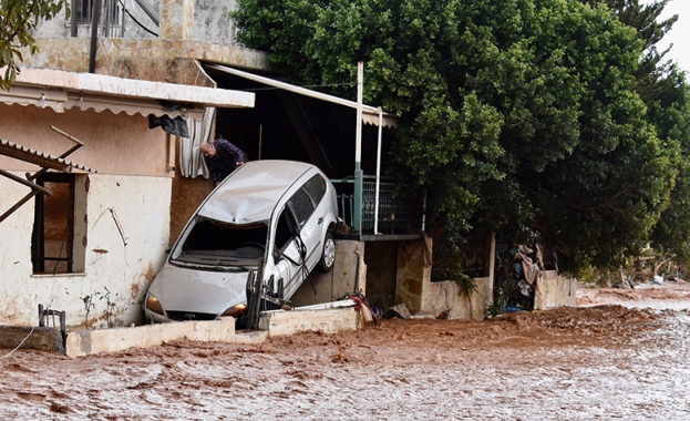Броят на загиналите от наводненията в района на Атина продължава