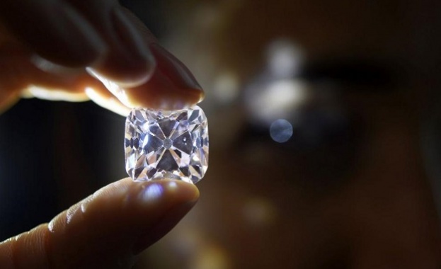 Най големият диамант предлаган някога на търг беше продаден в Женева