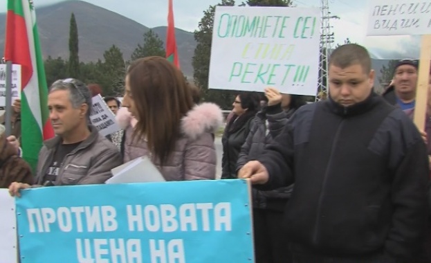 Жители на села от района на Сливен блокираха подбалканския път