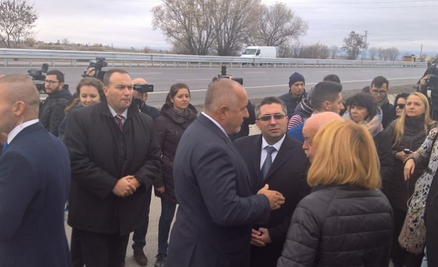 В понеделник започва ремонтът по участъка между с Казичене и