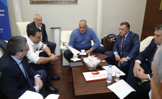 Видеорегистратори задължителни предпазни колани в колите за обществен транспорт и