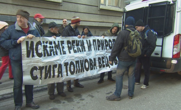 Протест и контрапротест пред Министерство на околната среда и водите