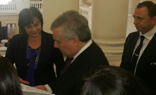 Председателят на БСП Корнелия Нинова връчи на председателя на ЕП