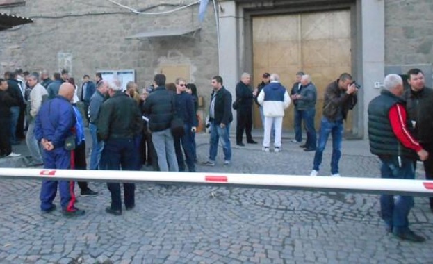 Надзирателите от затвора в Пазарджик протестираха с искане за 20