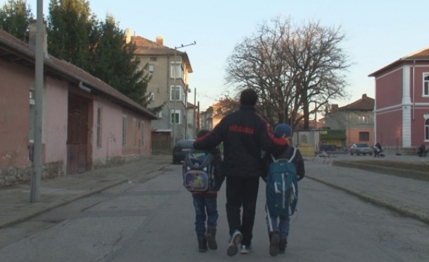 Шампион по самбо от Севлиево приюти две братчета оставени в