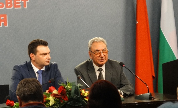 Вторият том от поредицата си Притаени мигове представи бившият министър