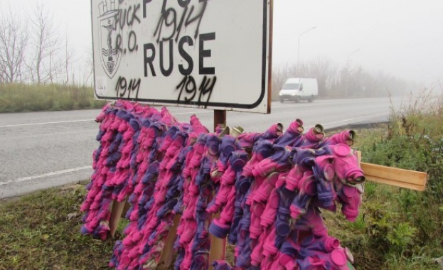 Анонимна група разкраси Русе с цветни противогази в подкрепа на