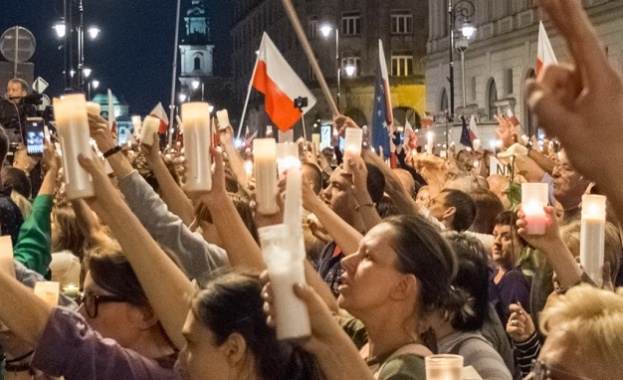 Хиляди хора излязоха на протест в Полша, след като депутатите