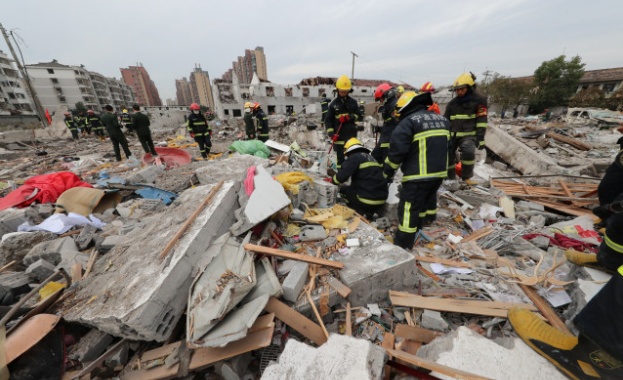 Най малко двама души са загинали а над 30 души са