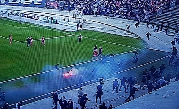 Батални сцени се разиграха към края на първото полувреме между