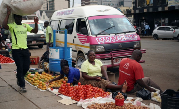 Войниците и бронетранспортьорите които бяха разположени край правителствените сгради и