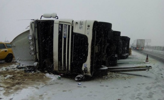 Към 7 30 часа полски тир е аварирал в скоростната лента